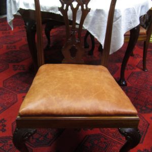 Antiikne Chippendale stiilis laud ja 3 nahaga tooli