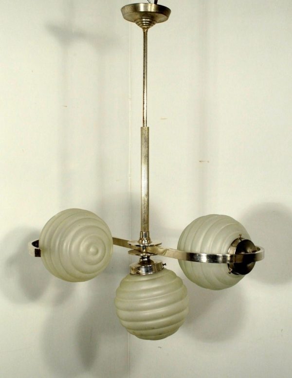 Kolme kupliga Art Deco stiilis laelamp