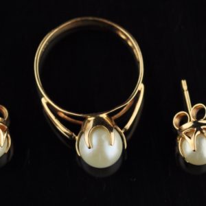 Gold 585 earrings and ring, pearl