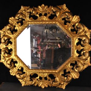 Vanaaegne kuldses raamis peegel