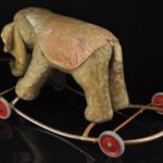Vanaaegne laste ratastega elevant