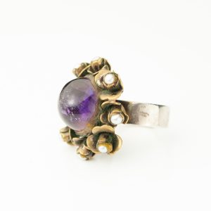 Antique design ring with amethyst