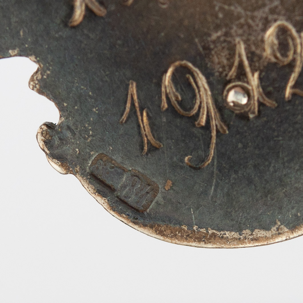 Antiikne Tsaari-Vene Narva Gümnaasiumi märk 1912, 84 hõbe emailiga Antiikne Tsaari-Vene Narva Gümnaasiumi märk 1912, 84 hõbe emailiga