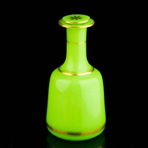 Tsaari-Vene karahvin, roheline läbipaistmatu klaas