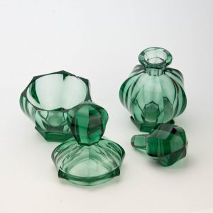Kristallist (buduaari?) komplekt - pudel ja kaanega tops (topsil väike defekt)