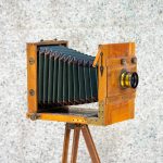 Antiikne lõõtsaga fotoaparaat jalaga