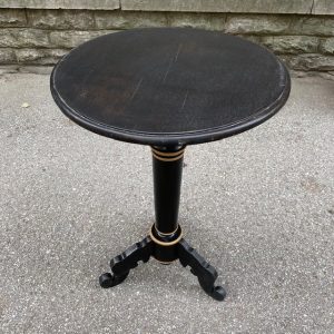 Antiikne must väike lauake