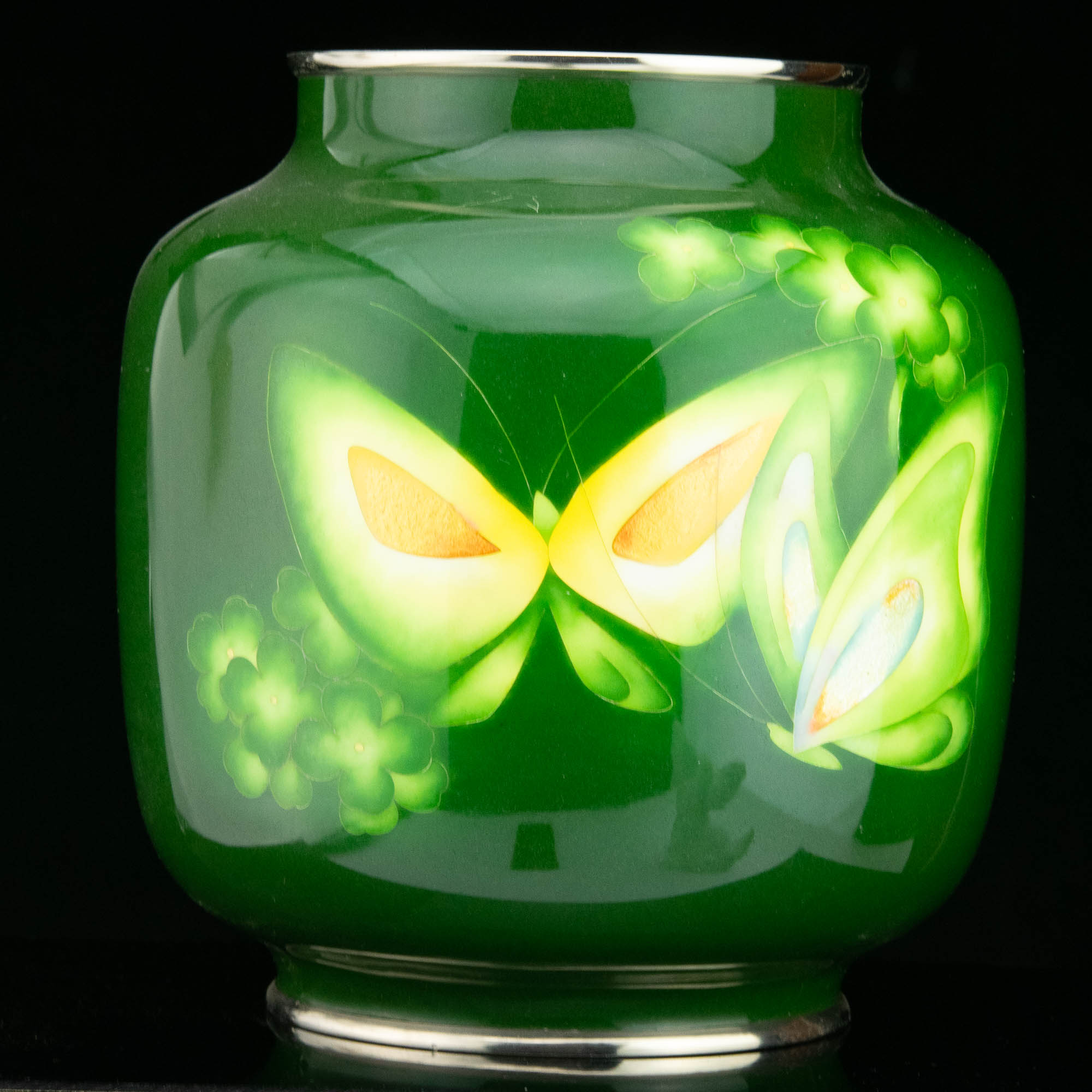 Cloisonne tehnikas metallvaas liblikatega Cloisonne tehnikas metallvaas liblikatega