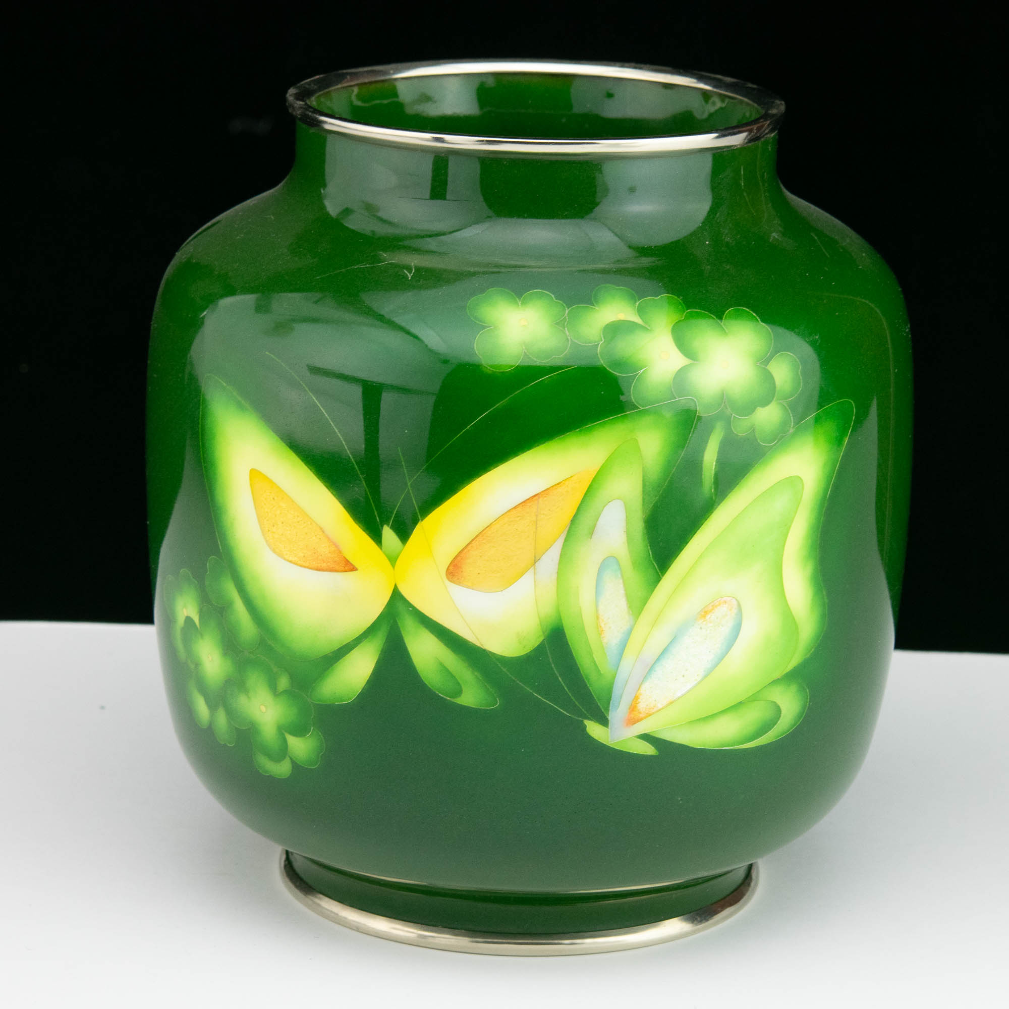 Cloisonne tehnikas metallvaas liblikatega Cloisonne tehnikas metallvaas liblikatega