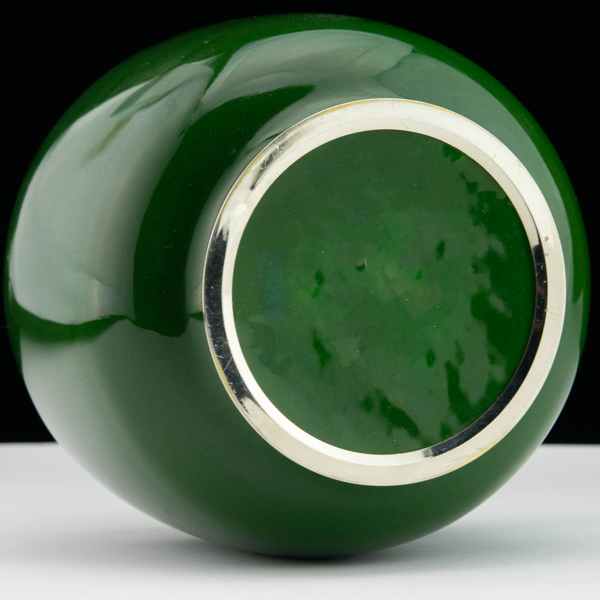 Cloisonne tehnikas metallvaas liblikatega Cloisonne tehnikas metallvaas liblikatega