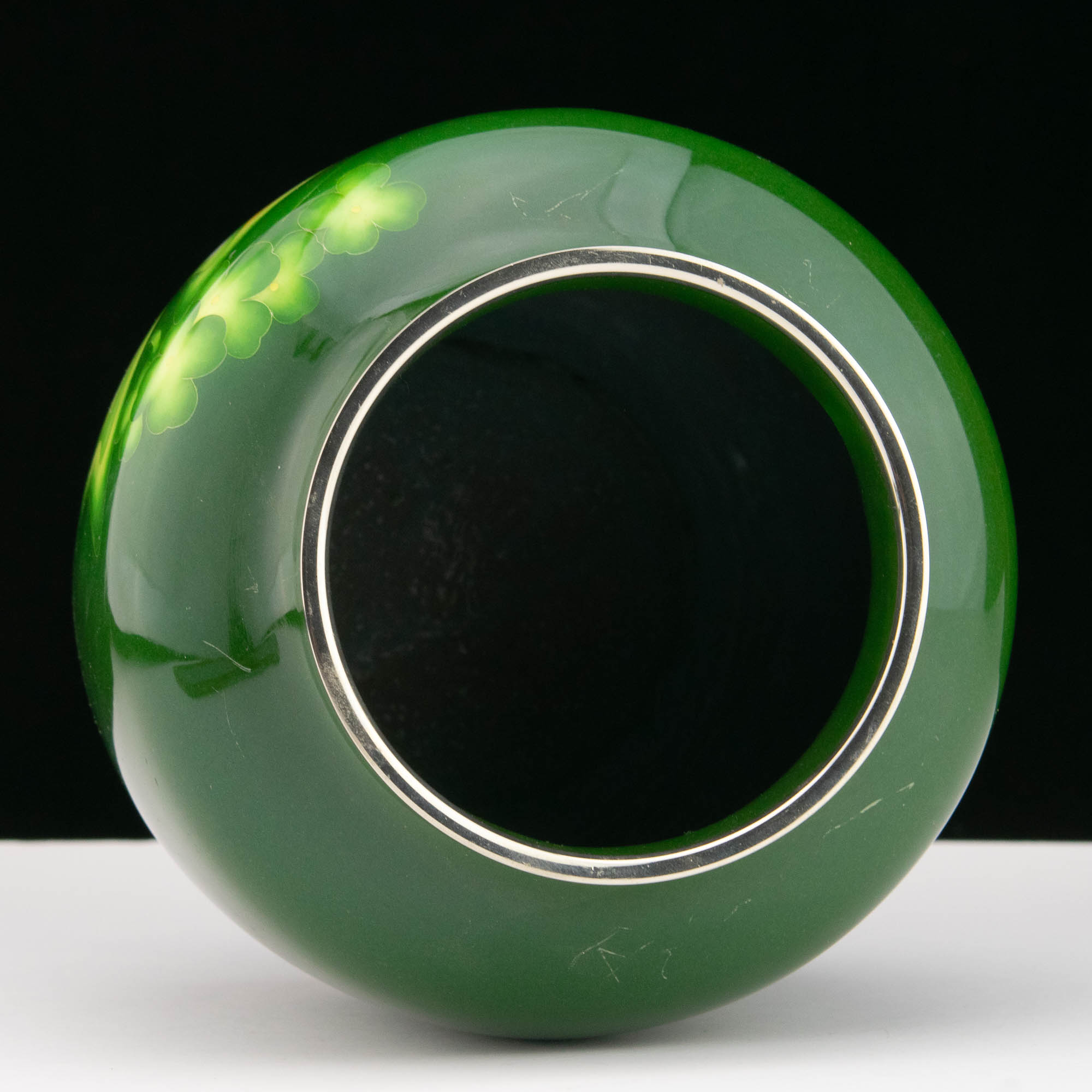 Cloisonne tehnikas metallvaas liblikatega Cloisonne tehnikas metallvaas liblikatega