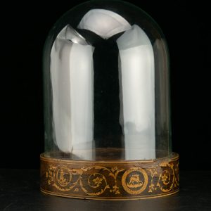 Antiikne klaaskupliga puidust alus
