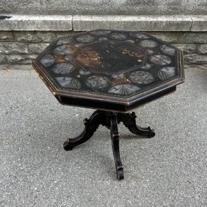 Antiikne sisselõigatud mustriga väike lauake