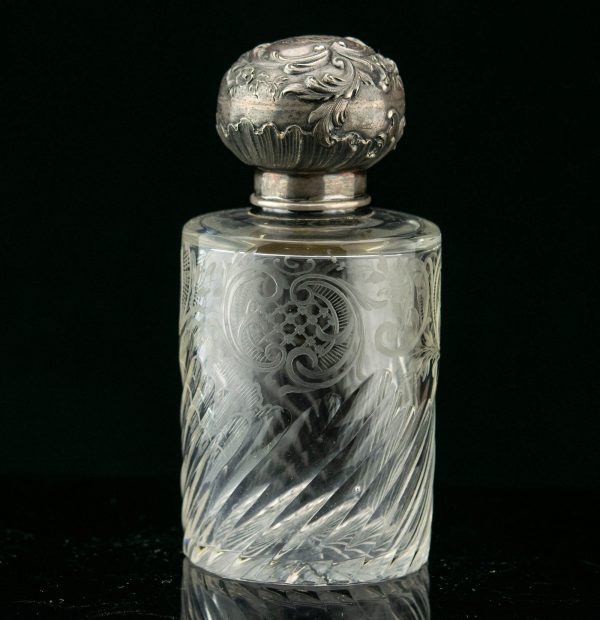 Antiikne kristallist parfüümipudel hõbedast korgiga