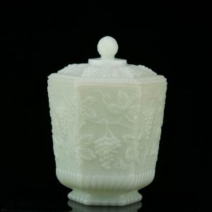 Urn valgest pressklaasist, USA Urn valgest pressklaasist, USA