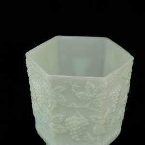 Urn valgest pressklaasist, USA Urn valgest pressklaasist, USA
