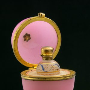 Parfüümipudel käsimaalinguga, roosas munakujulises klaaskarbis
