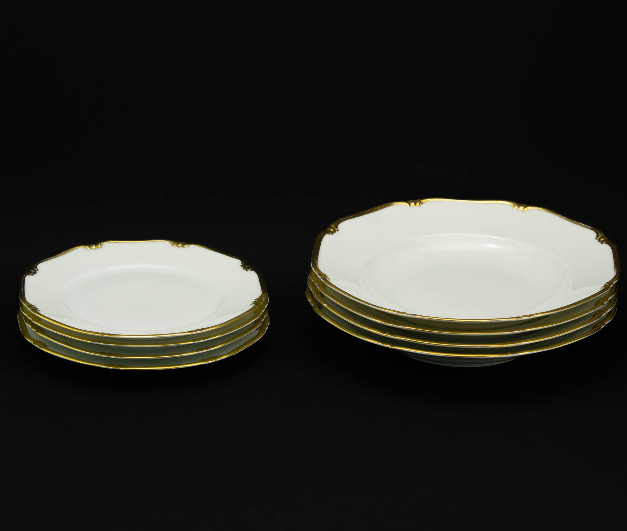 Langebrauni kuldse dekooriga valged portselanist taldrikud 4 tk Langebrauni kuldse dekooriga valged portselanist taldrikud 4 tk