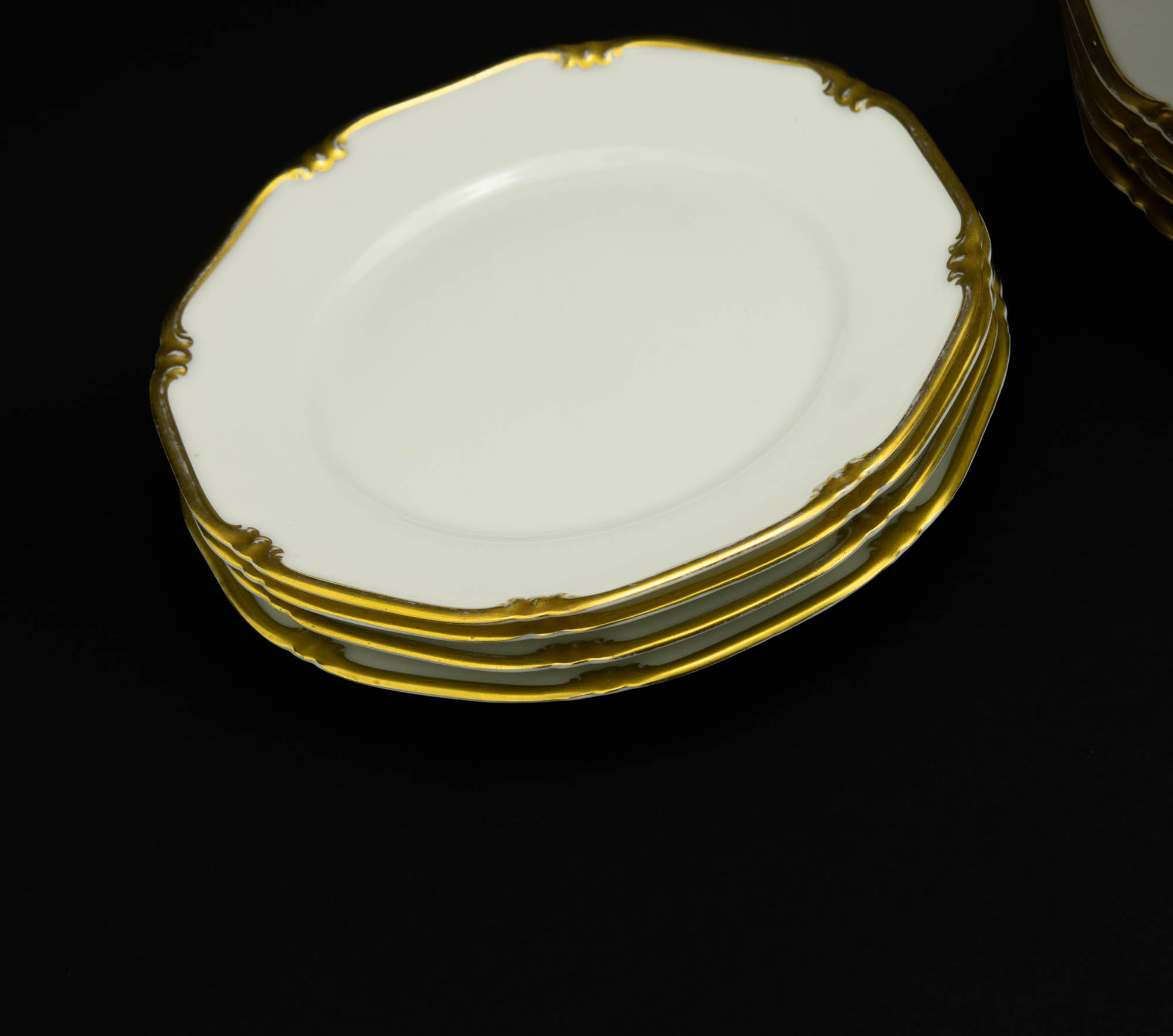 Langebrauni kuldse dekooriga valged portselanist taldrikud 4 tk Langebrauni kuldse dekooriga valged portselanist taldrikud 4 tk