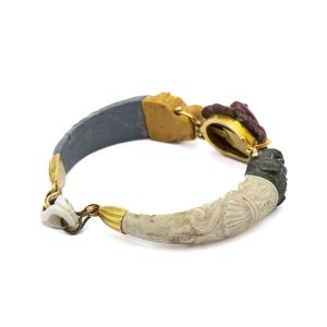 Idamaine käevõru, kuld ja laavakivi Idamaine käevõru, kuld ja laavakivi