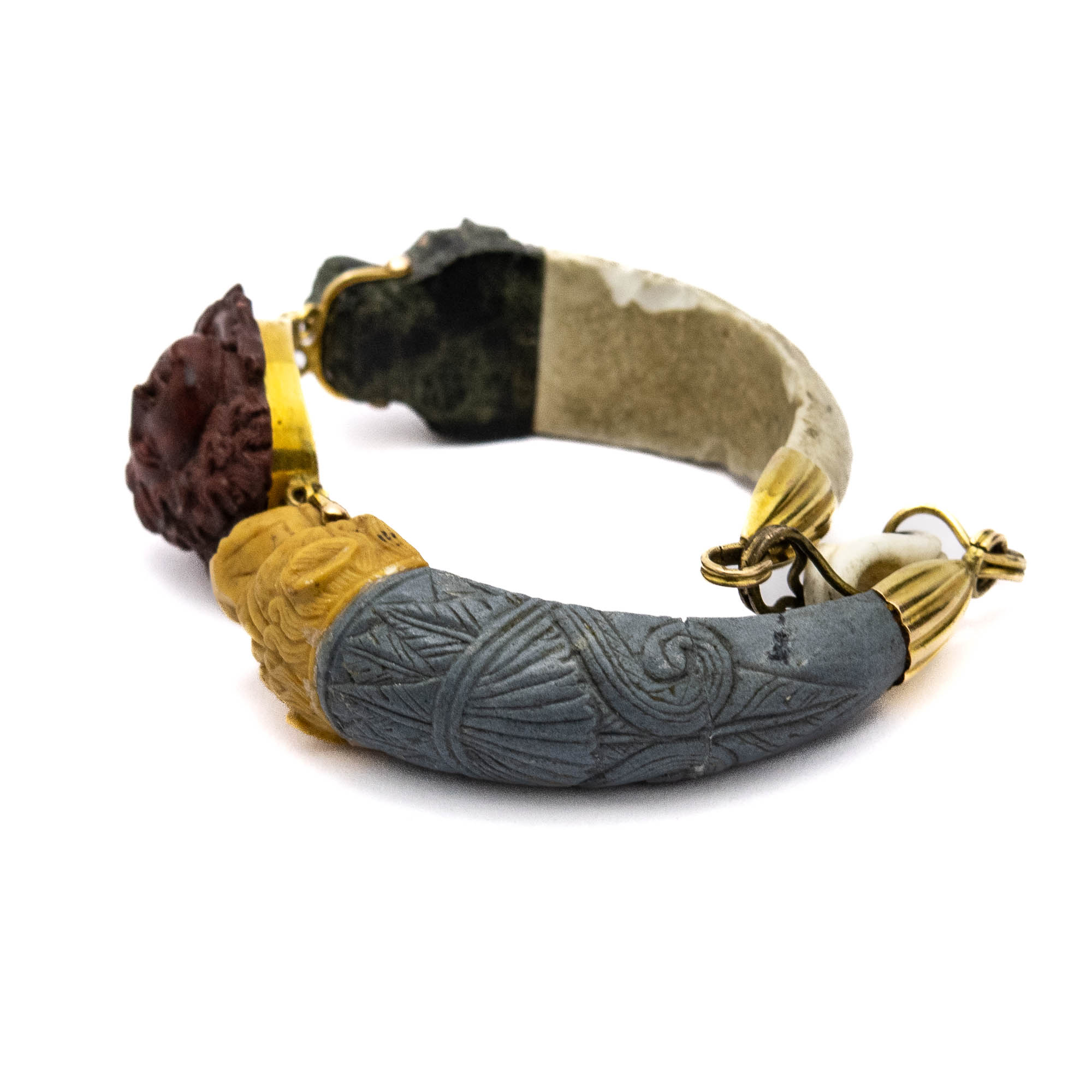 Idamaine käevõru, kuld ja laavakivi Idamaine käevõru, kuld ja laavakivi