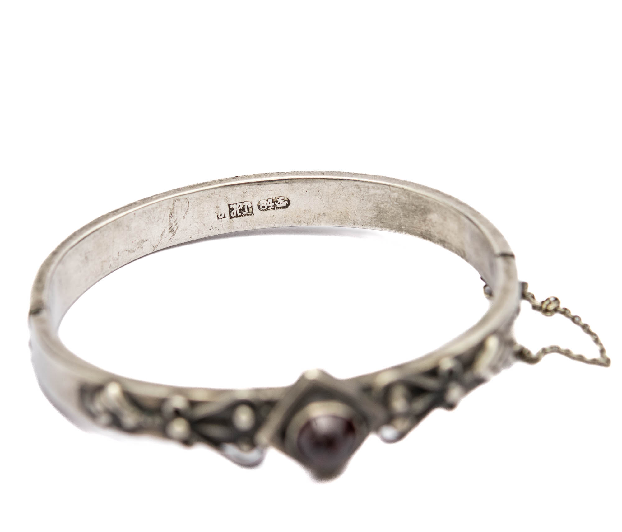 Antiikne käevõru, 84 hõbe granaadiga