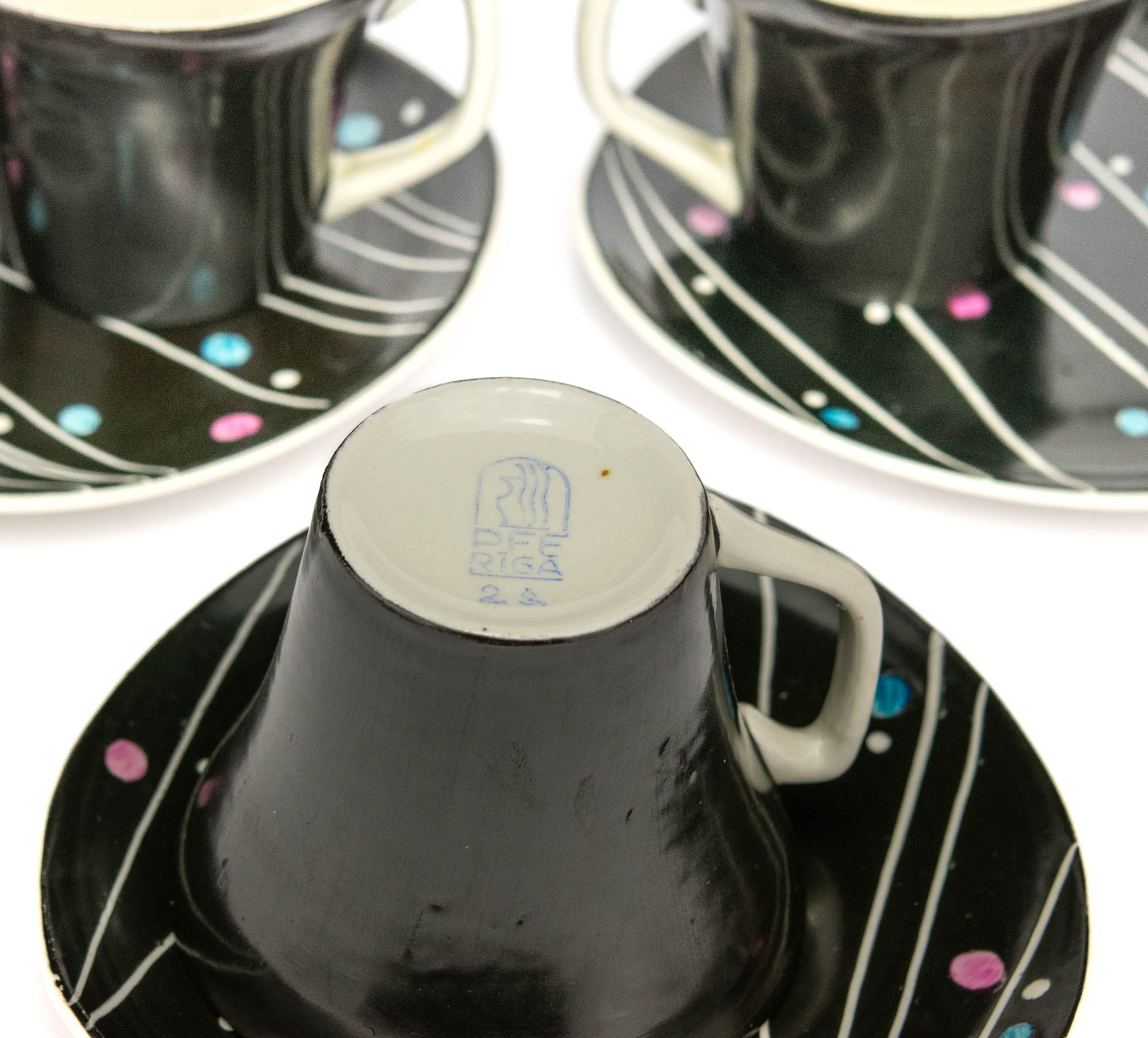 Riia PFE portselanitehase käsimaalinguga kohvitass ja alustass, Läti