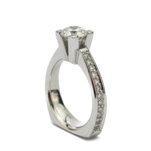 Kuldsõrmus briljantidega, tootel sertifikaat