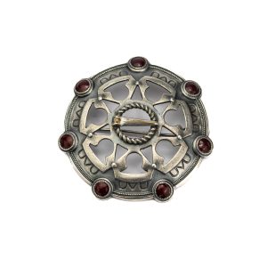 Pross/sõlg metall punaste kividega - Läti?