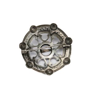 Pross/sõlg metall punaste kividega - Läti?