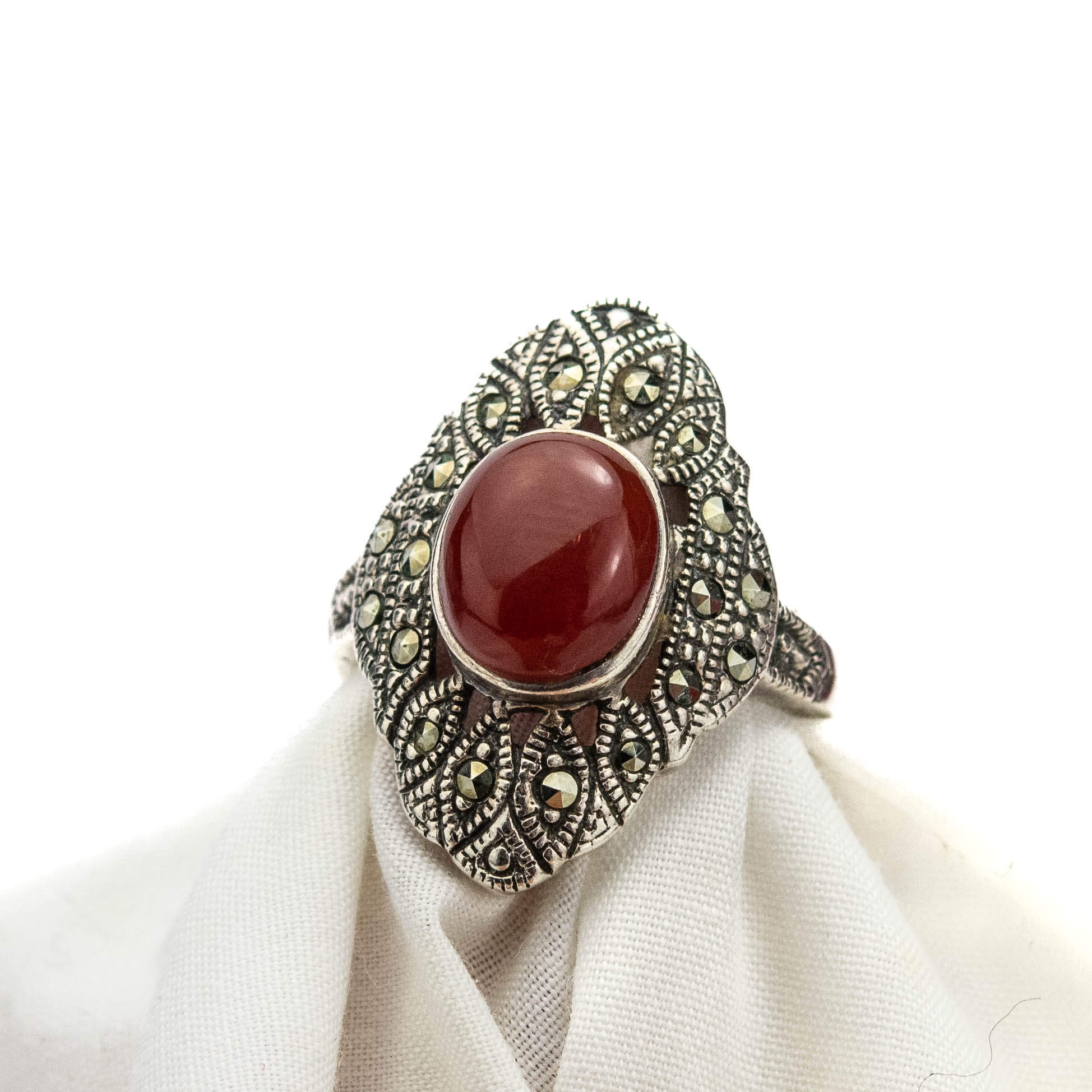 Sõrmus, 925 hõbe ahhaat ja markasiidid Sõrmus, 925 hõbe ahhaat ja markasiidid