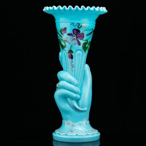 Juugend helesinine klaasist vaas satsilise servaga-Käsi