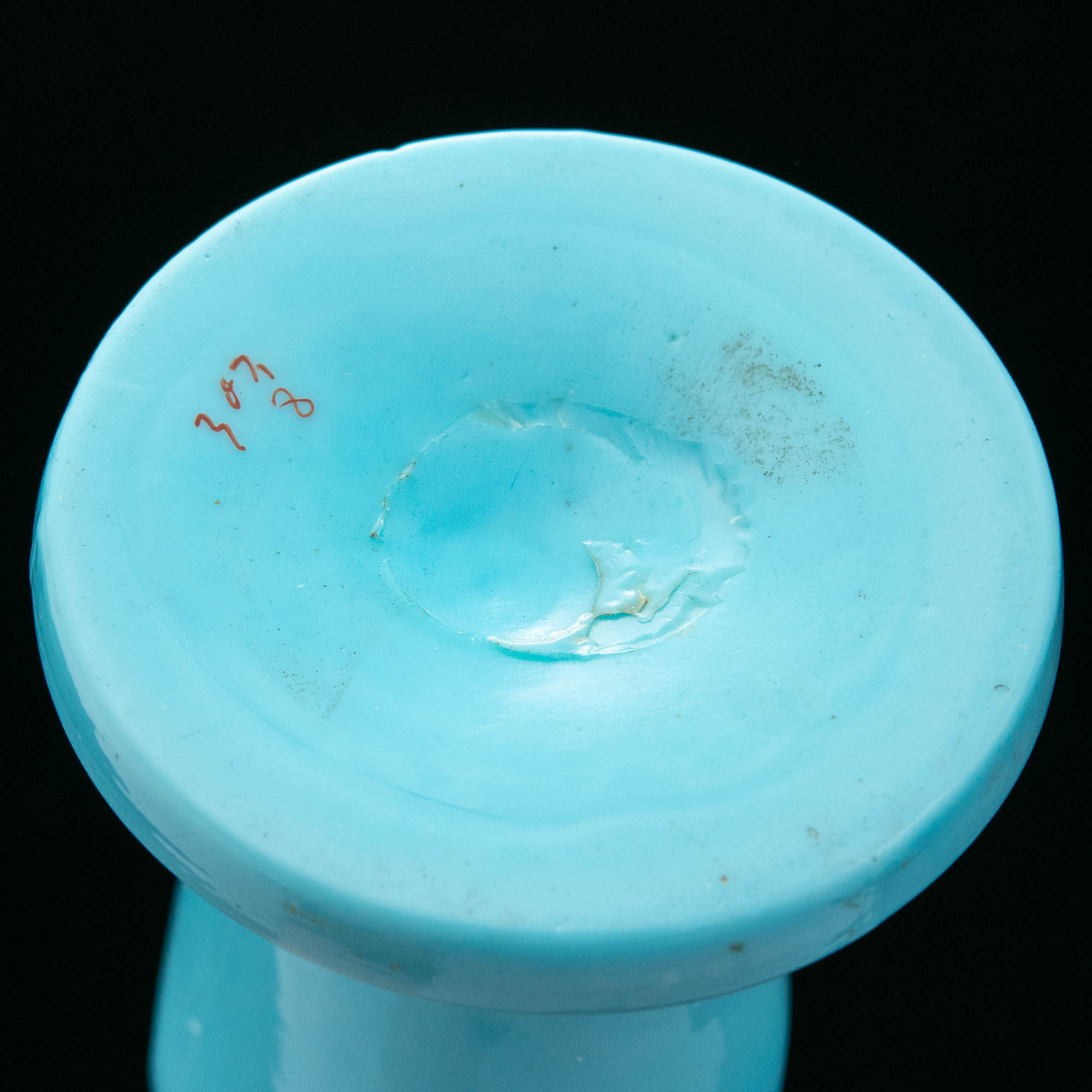 Juugend helesinine klaasist vaas satsilise servaga-Käsi