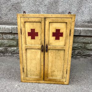 Antiikne puidust ravimi-apteegikapp