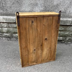 Antiikne puidust ravimi-apteegikapp