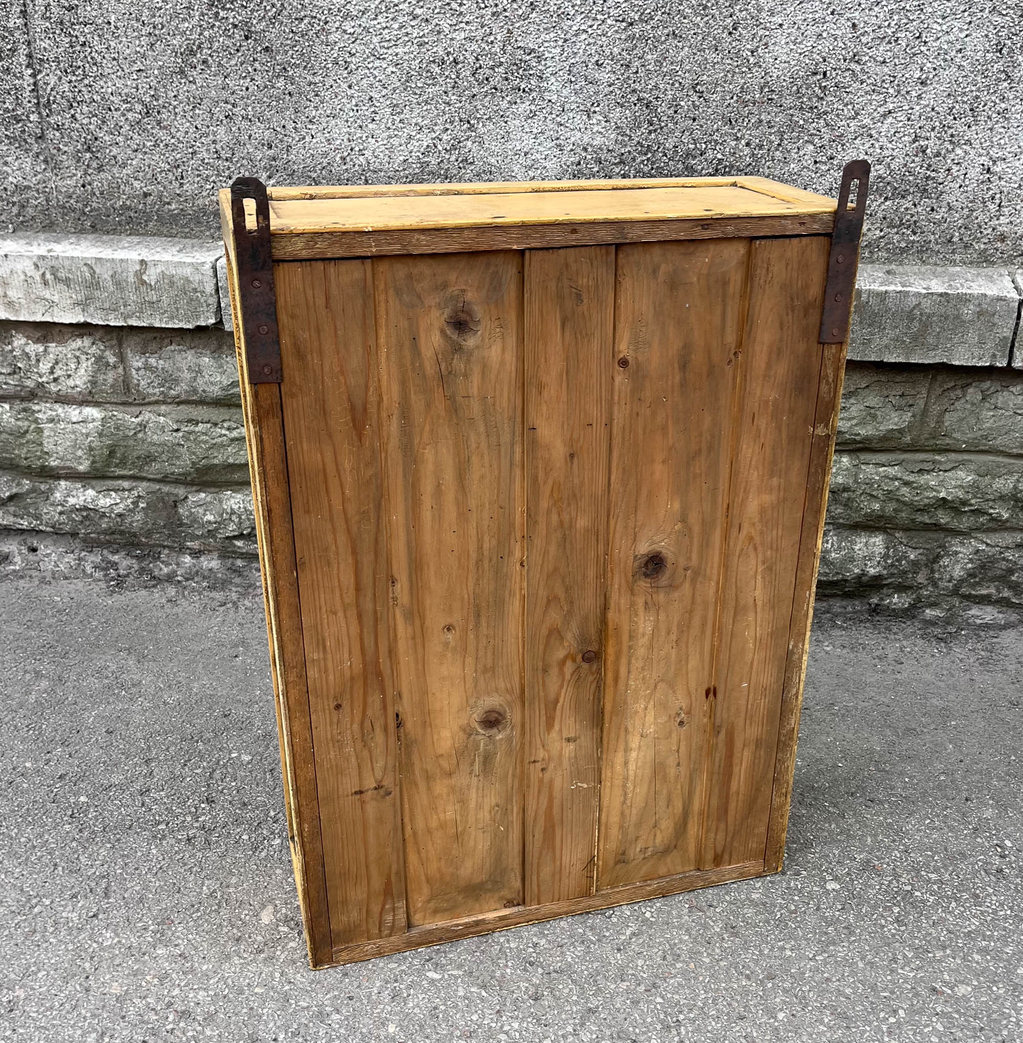 Antiikne puidust ravimi-apteegikapp