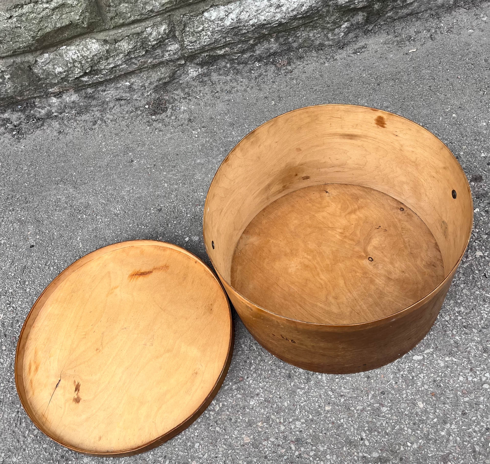 Antiikne Lutheri vabriku vineerist kübarakarp,Eesti