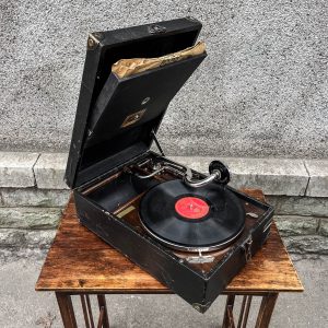 Antiikne grammofon His Masters Voice,O/Ü Esto-Muusika Tallinnas