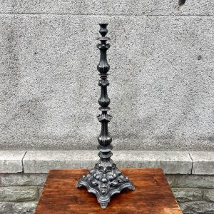 Antiikne metallist põranda küünlajalg,H&C 1858 ALF