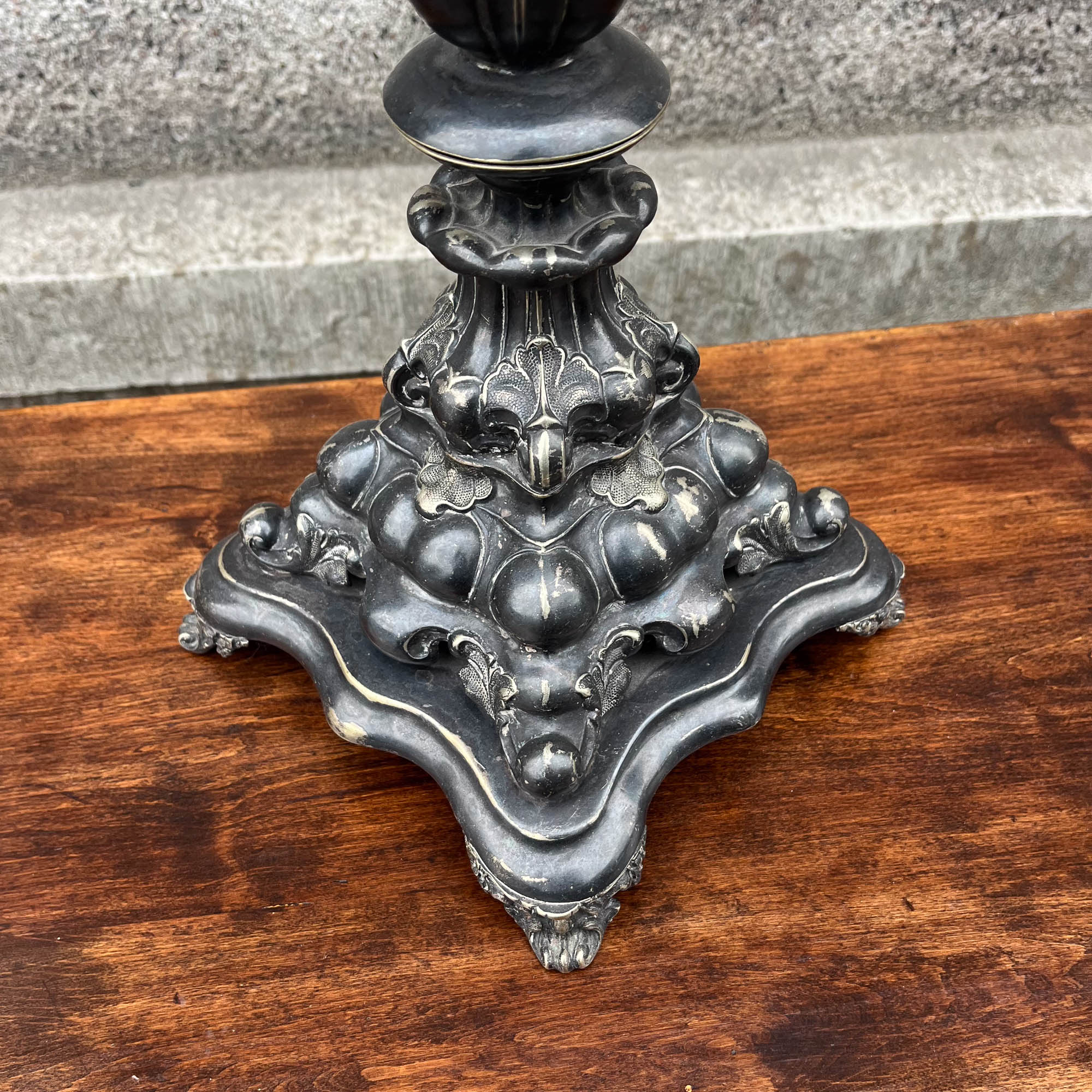 Antiikne metallist põranda küünlajalg,H&C 1858 ALF