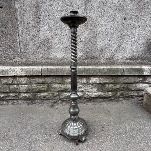 Antiikne metallist põranda küünlajalg