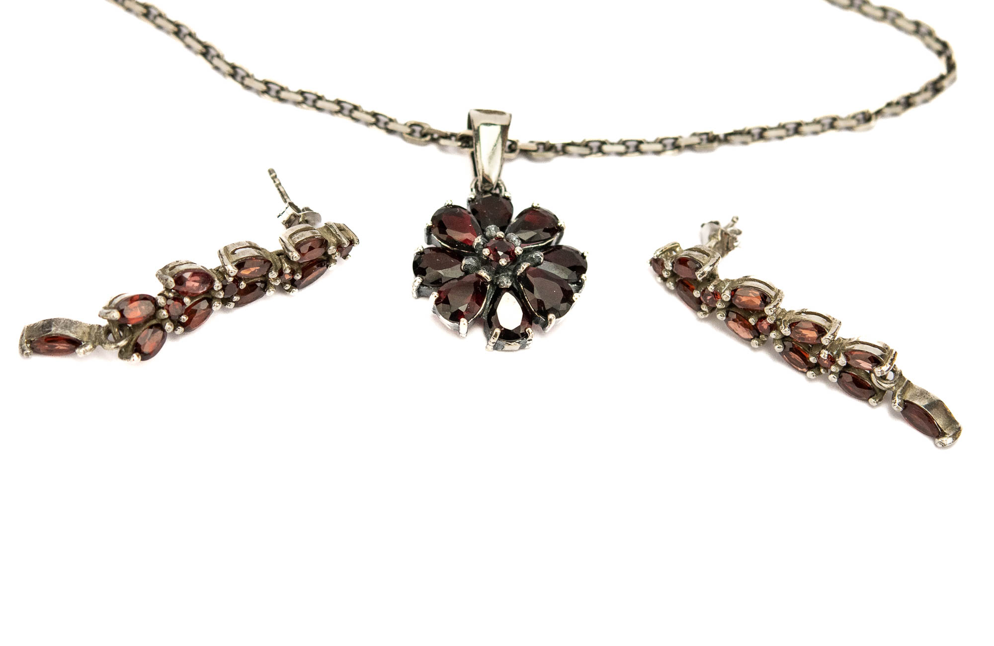 Komplekt sõrmus, kaelakee ja kõrvarõngad, 925 hõbe granaatidega