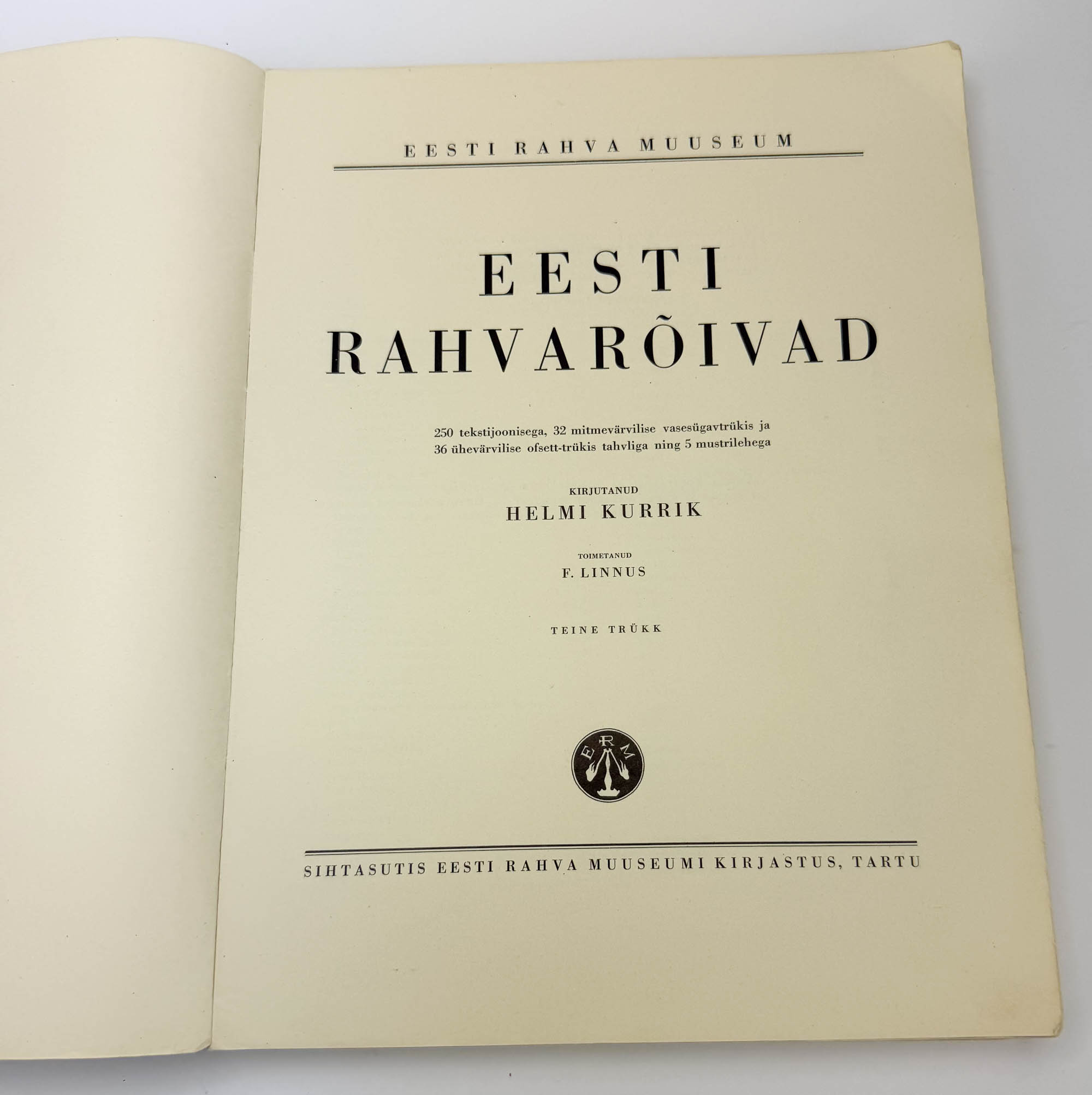 EW aegne raamat-Eesti Rahvarõivad,Helmi Kurrik F.Linnus,teine trükk Tartu 1938a EW aegne raamat-Eesti Rahvarõivad,Helmi Kurrik F.Linnus,teine trükk Tartu 1938a