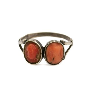 Antiikne sõrmus, 84 hõbe korallidega Antiikne sõrmus, 84 hõbe korallidega